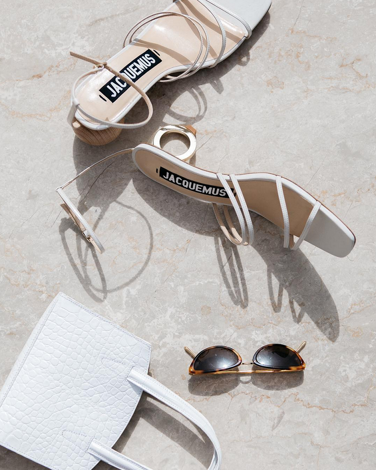 Một thiết kế sandals nổi tiếng của Jacquemus với hai phần gót khác lạ. 