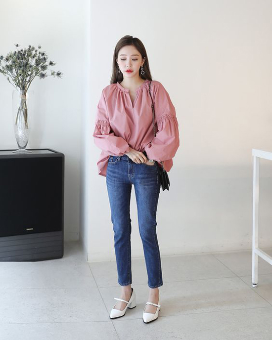 Jeans skinny, áo tay phồng, giầy mũi nhọn và túi đeo chéo tạo nên set đồ hiện đại nhưng không kém phần sành điệu.    