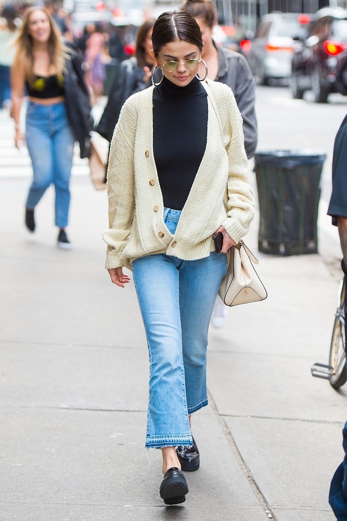 Bạn cũng có thể diện áo phông bó sát phối cùng áo cardigan, quần jeans và giày đế bánh mỳ như nữ ca sĩ xinh đẹp Selena Gomez.    