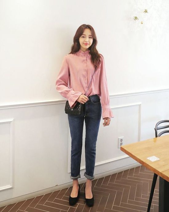 Áo tay loe hot trend ở mùa hè vẫn được các fashionista châu Á lăng xê, bởi áo theo phong cách cổ điển cũng dễ dàng phối đồ mùa thu.    