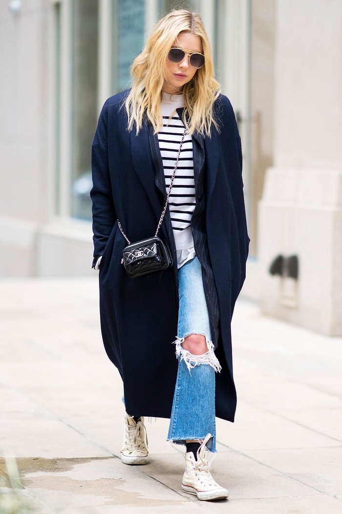 Các nàng yêu thích phong cách thời trang tomboy cổ điển có thể chọn cho mình áo khoác dáng dài, áo len, quần jeans rách và giày sneaker năng động.    
