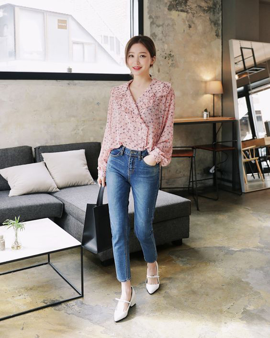 Bên cạnh các gam màu dịu mắt như hồng, xanh baby, vải in hoạ tiết hoa lá cũng được chọn lựa để mang tới các mẫu áo điệu đà.    