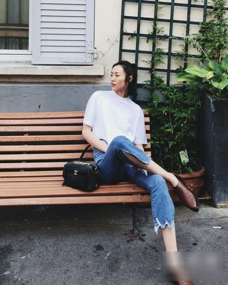 Đây là kiểu quần không thể thiếu của chị em. Bạn có thể diện quần jeans tới mọi nơi, từ công sở, đi chơi, dạo phố cho tới hẹn hò.  