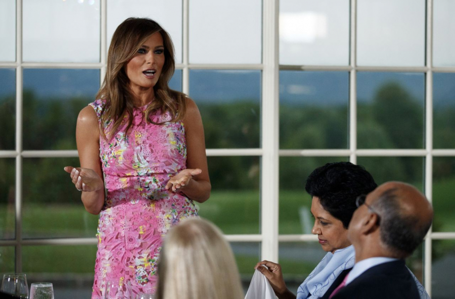 ... và mẹ kế, Đệ nhất phu nhân Melania Trump vừa cùng diện váy hoa trong một sự kiện.    