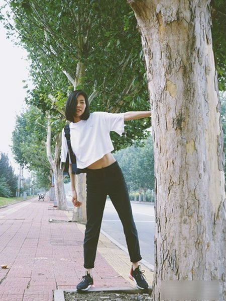 Áo crop top mix cùng quần jeans và giày thể thao vừa tôn dáng vừa khoe khéo vòng eo thon gọn cho các nàng.  