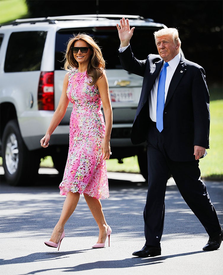 Chiếc váy hoa rực rỡ của bà Melania đến từ thương hiệu Monique Lhuillier. Đây thực ra là 