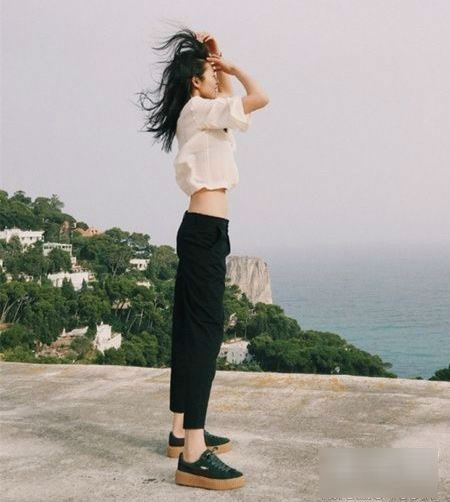Chọn quần đen ngắn trên mắt cá chân và mix cùng áo gọn không chỉ giúp bạn mát mẻ mà con ăn gian chiều cao siêu hiệu quả.  