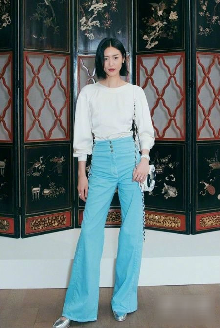 Chọn quần lụa hay satin ống rộng cứ mặc lên người là mát cho dù hè có nóng đến mấy.  