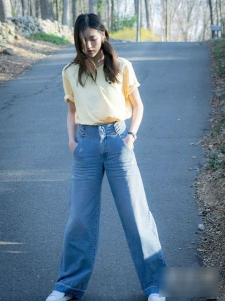 Quần jeans ống rộng mang đến sự thoải mái cùng phong cách cổ điển và thanh lịch cho người mặc. Thêm đôi giày cao gót là bạn đủ tự tin dạo bước xuống phố rồi.  