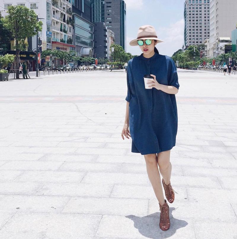 Ai gầy mà diện đầm suông vào thì nhìn sẽ đầy đặn, còn béo thì item này sẽ che chắn được vòng 2 không thon gọn. Với chất liệu jeans trẻ trung và hiện đại có thể phối hợp nhiều phụ kiện như mũ cói, giày chiến binh, mắt kính tráng gương giống Tăng Thanh Hà.     