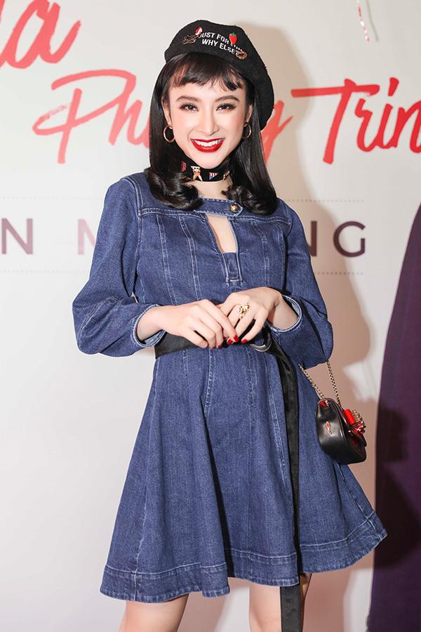Nếu cô gái nào sở hữu vòng 2 nhỏ nhắn như Angela Phương Trinh thì có thể chọn thắt lưng để cố định chiếc eo thon gọn khi diện váy jeans suông như Angela Phương Trinh.     