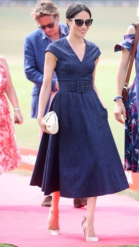 Tham gia một sự kiện từ thiện, Meghan diện chiếc váy denim lạ mắt trị giá 2.190 USD của Carolina Herrera.  