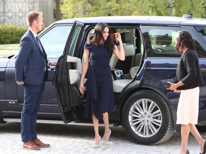 Markle mặc một thiết kế Roland Mouret với giá 2.165 USD.  