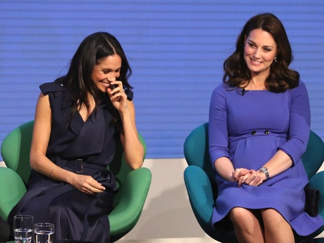 Lần đầu tiên xuất hiện cùng với Công nương Kate Middleton vào tháng 2/2018, Marke mặc chiếc váy 1.795 USD của Jason Wu.  