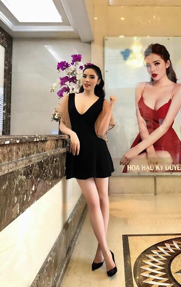 Tuần này, Kỳ Duyên chọn street style nữ tính với đầm đen. Thiết kế xẻ ngực sâu khoe vòng 1 nóng bỏng sau khi hoa hậu thừa nhận 'trùng tu' bằng biện pháp thẩm mỹ.     