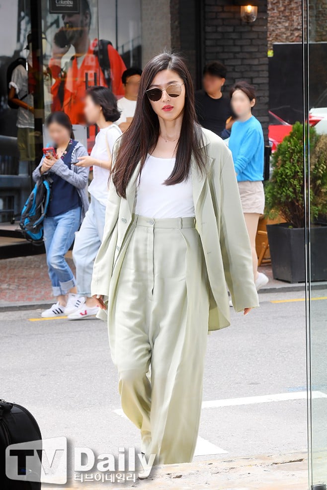 Trong lần tái xuất sau sinh mới đây, Jeon Ji Hyun diện bộ đồ khá lùng bùng với set suit màu xanh ngọc mix cùng áo tshirt trắng. Màu xanh ngọc vốn dễ làm xỉn da, lại thêm thiết kế rộng rãi và chất vải khá nhàu vậy nhưng Jeon Ji Hyun vẫn thần thái ngời ngời.    