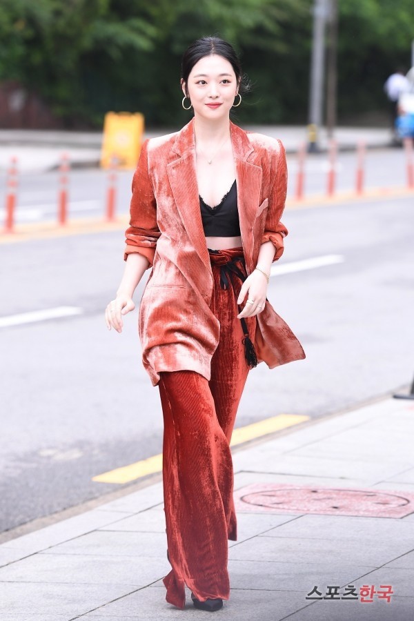 Diện Shbet999 com đăng nhập thiết kế oversized với màu bã trầu kén người mặc, nếu là người khác diện thì đã bị 