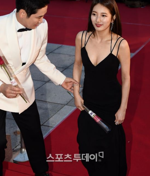 Sự xuất hiện của Suzy gây bất ngờ cho bất cứ ai có mặt hoặc theo dõi thảm đó hôm đó, bao gồm cả diễn viên hài và cũng là host của chương trình Shin Dong Yup.    