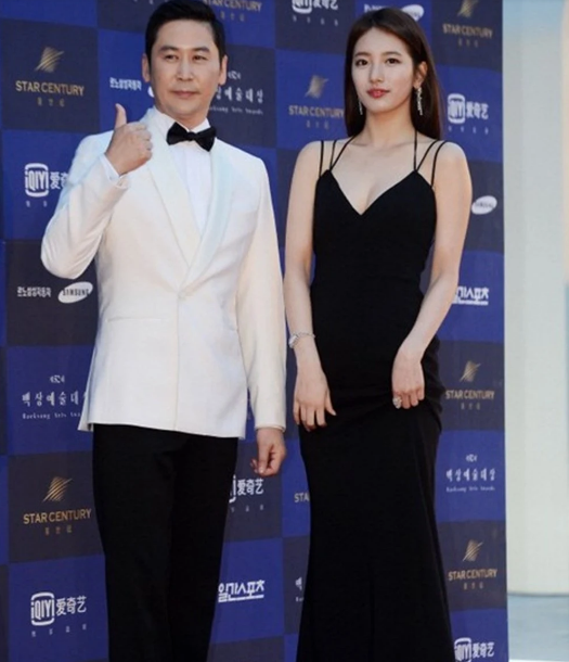 Nhiều người cho rằng cô hợp với cả hình tượng gợi cảm và trong sáng. Suzy ngay lập tức chiếm spotlight với hình ảnh trưởng thành khi bước lên thảm đỏ.    