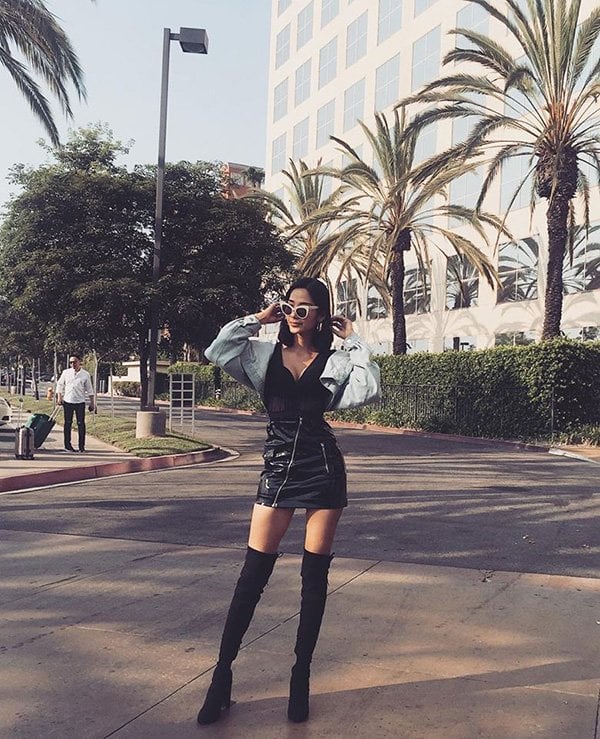 Khác với vẻ dịu dàng của Thúy Vân, Hoàng Thùy lại chọn street style cá tính khoe cặp Shbet888 phiên bản mới nhất 'đắt giá' của showbiz. Chọn toàn những items kén dáng nhưng Hoàng Thùy vẫn tự tin khoe vẻ đẹp gợi cảm, khỏe khoắn.  