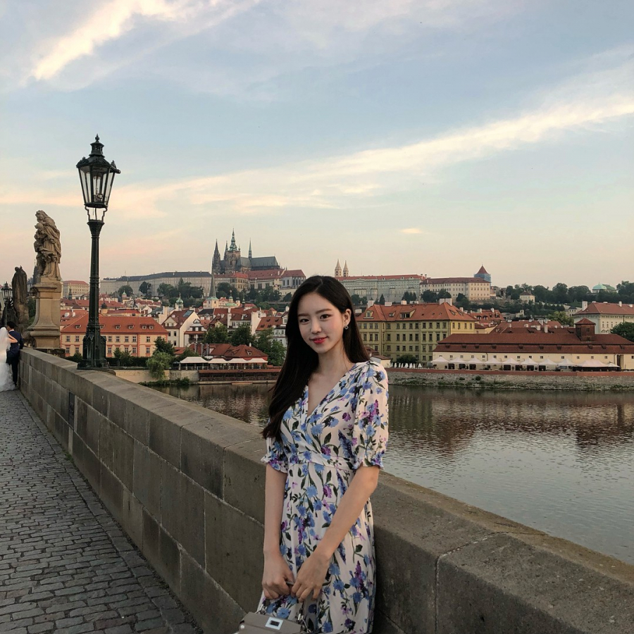 Váy liền họa tiết hoa dường như là 