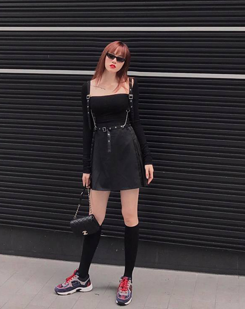 Thiều Bảo Trâm luôn gây bất ngờ với những cách mix đồ đầy thú vị. Đồ đen cả cây khiến cô nàng trông giống như một cô gái gothic Nhật Bản, tuy nhiên đôi sneakers màu sắc lại khiến tổng thể hầm hố hơn nhiều.    