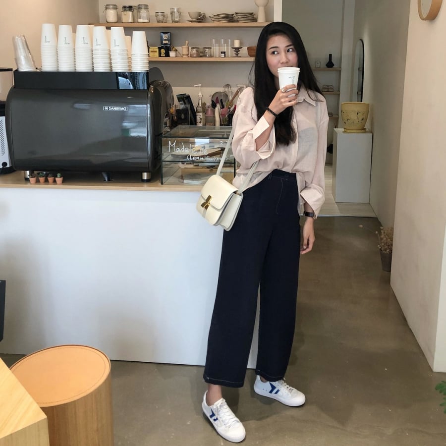 Hay như cô nàng này mang đến cách kết hợp cực đơn giản nhưng vẫn rất thu hút, sơ mi màu nude được kết hợp cùng quần culottes và giày thể thao trắng, cô nàng rất tinh tế khi chọn cho mình chiếc túi xách hợp tông với set đồ.    