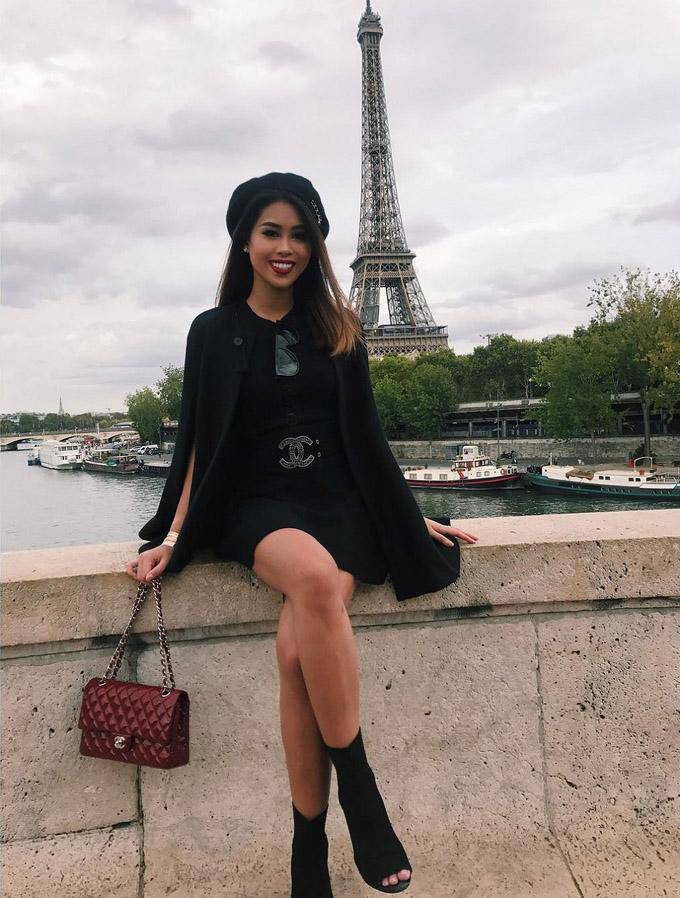 Thành viên Hội con nhà giàu chọn phụ kiện Chanel danh giá để khoe dáng nơi thành phố Paris hoa lệ.    