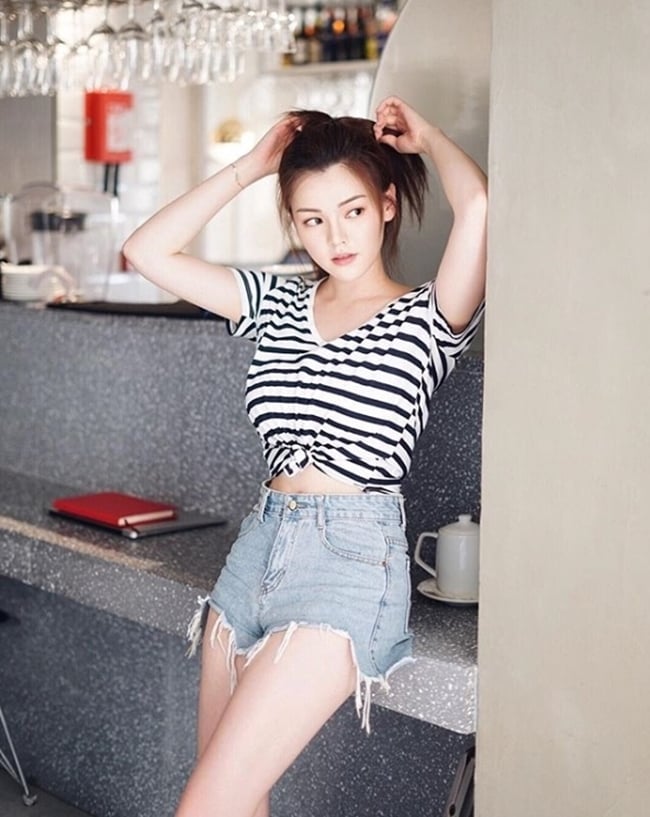 Người mẫu ảnh Natalie Fong phối quần 5cm cạp cao với áo thun kẻ thông dụng, buộc vạt để hở chút xíu vòng 2 vừa đủ duyên dáng.    