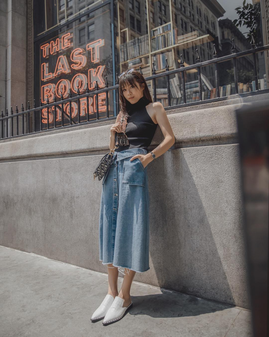Áo len dệt kim cổ yếm được cô nàng này chọn cách kết hợp cùng chân váy denim khá ăn ý, điểm nhấn trong set đồ ngoài chiếc váy độc lạ còn nằm ở đôi mules mũi nhọn màu trắng.    