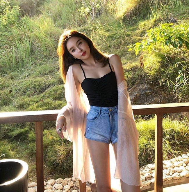 Chiếc áo khoác mỏng manh của cô mẫu tên Vicky trong trường hợp này phát huy tác dụng tối đa. Bạn có thể học hỏi công thức của cô ấy trong những ngày se trời!    