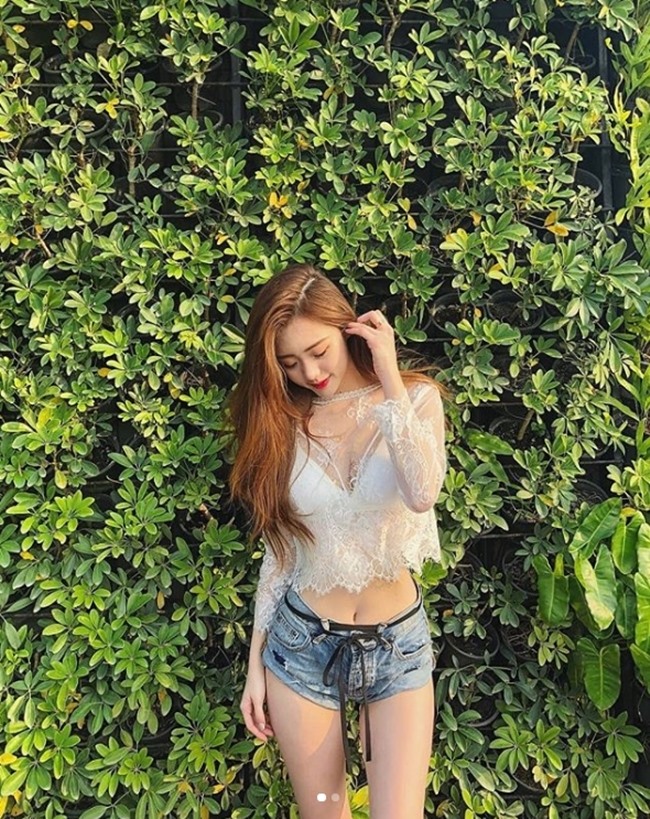 Cô mẫu tên Ꮶailynne Zhang chứng minh quần dù ngắn đến đâu nhưng nếu biết chọn đúng kiểu áo thì bộ Shbet999 com đăng nhập sẽ được dung hòa một cách hoàn hảo!    