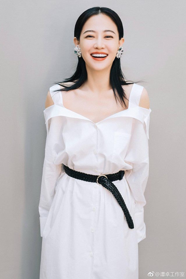 Không bao giờ thấy Đàm Trác mặc đồ bánh bèo nữ tính hay hở bạo, cá tính riêng của Đàm Trác mạnh mẽ khác biệt hoàn toàn với các người đẹp Hoa Ngữ khác, cá tính này được cô thể hiện từng chi tiết từng món phụ kiện và những bộ cánh cô mặc.    