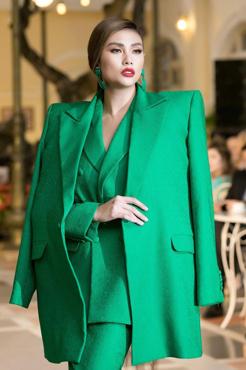 Siêu mẫu Hoàng Yến cũng trở lại sàn diễn lần này, sau thời gian dài dưỡng thương với căn bệnh đau thắt cơ cột sống.    