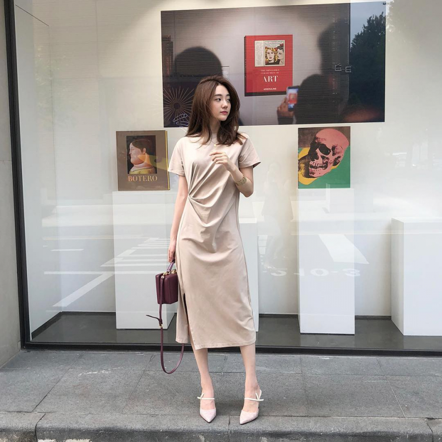 Đơn giản như cô nàng này khi chọn cho mình chiếc váy liền màu be có chi tiết 