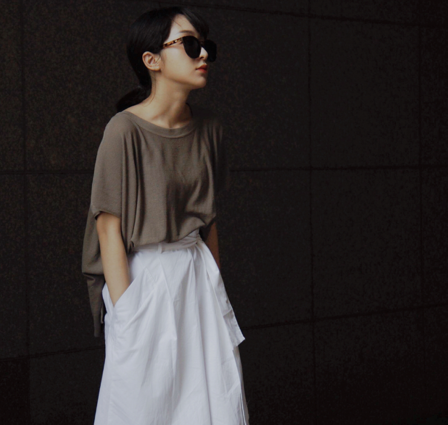 Những chiếc áo phông chất liệu len dệt kim có lẽ sẽ là items được lựa chọn nhiều nhất trong những ngày đầu chớm thu. Bạn có thể kết hợp sơ vin cùng chân váy hay đơn giản là sơ vin vạy trước vạt sau cùng quần culottes như cô nàng này.     