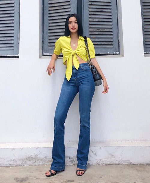 Kiểu áo croptop buộc nơ như Tú Hảo đang diện là style được nhiều cô gái Tây yêu thích năm nay. Quán quân The Face 2017 kết hợp cùng quần cạp cao giúp chân 