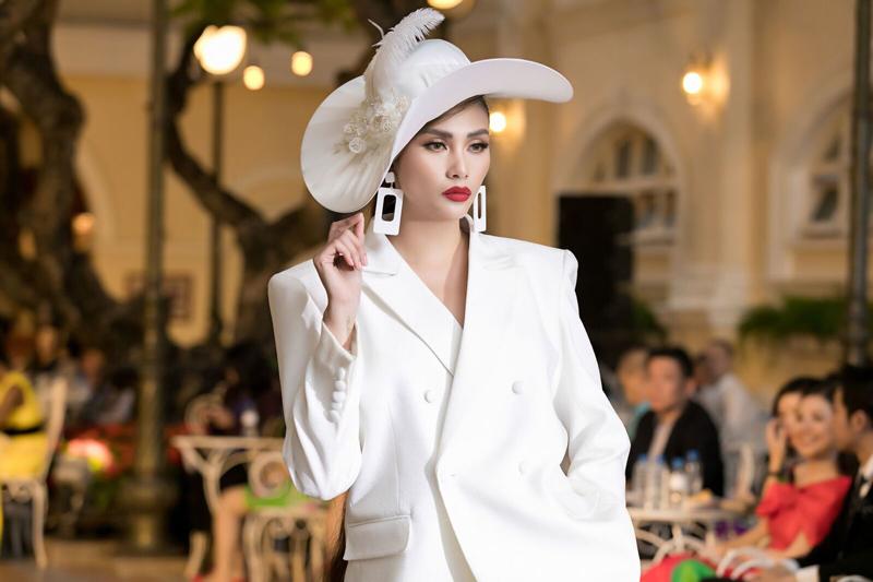 Nữ siêu mẫu liên tục đảm nhận những thiết kế 
