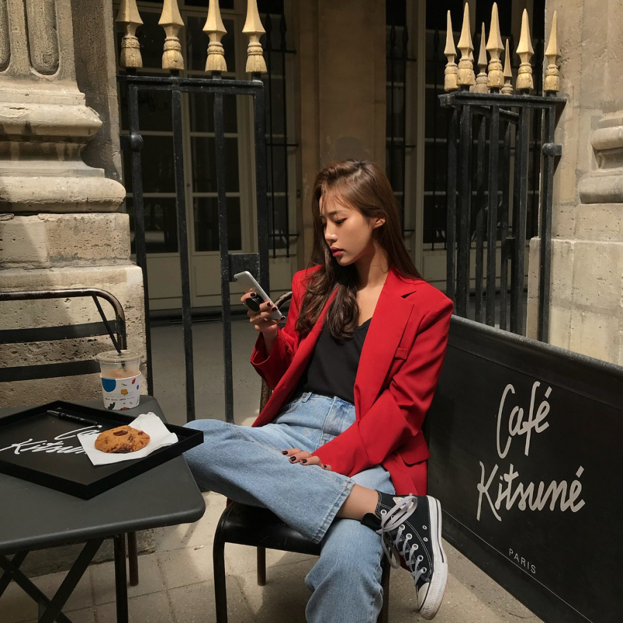 Áo phông, quần jeans và thêm một chiếc blazer nữa - Vậy là bạn đã có ngay set đồ để diện những ngày trời chớm thu rồi.    