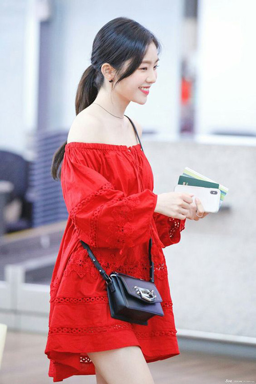 Với món đồ này, các idol trông vô cùng nữ tính, chẳng cần kết hợp phụ kiện cầu kỳ vẫn sành điệu.    