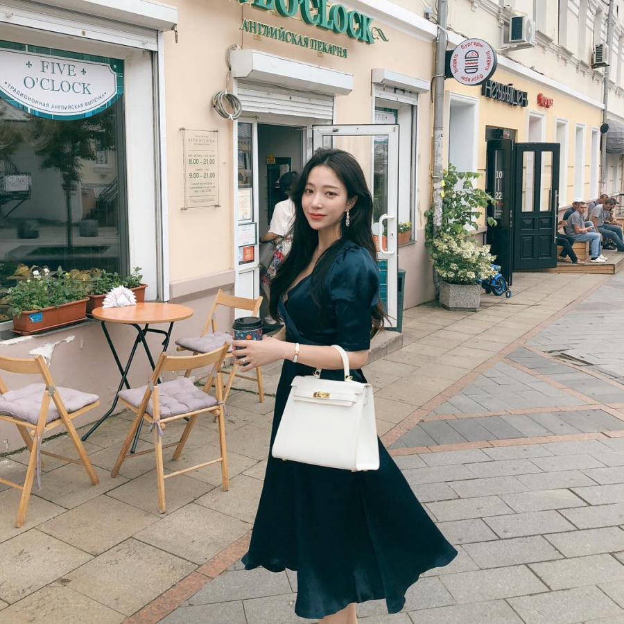 Điểm thu hút trong set đồ của cô nàng này chính là chiếc váy xòe tay bồng màu xanh cổ vịt, cô nàng đã có cách kết hợp chiếc váy cùng phụ kiện như vòng tay, khuyên tai và túi xách rất ăn ý.    