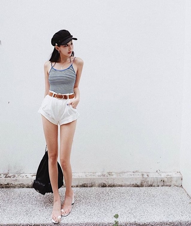 Nhờ đôi chân nhỏ nhắn cùng kiểu quần short màu trắng, cô người mẫu kiêm bà chủ shop thời trang đến từ Trung Quốc đã thành công hoàn toàn trong việc chinh phục những con mắt thời trang khó tính nhất.    