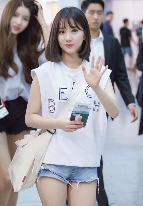 Áo thun ba lỗ cũng là item khó thiếu với các idol Hàn khi phải di chuyển liên tục trong điều kiện nắng nóng. Món đồ này vừa có kiểu dáng rộng rãi thoáng mát, lại vừa mang đến vẻ năng động, trẻ trung.    