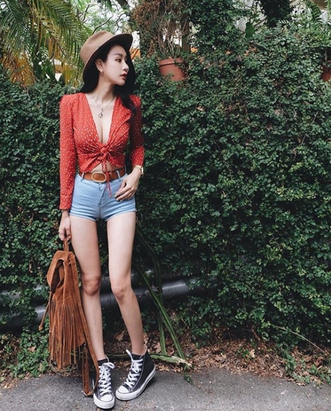 Thắt lưng và giày thể thao đi kèm cũng có thể giúp quần 5cm không còn quá cũn cỡn.    