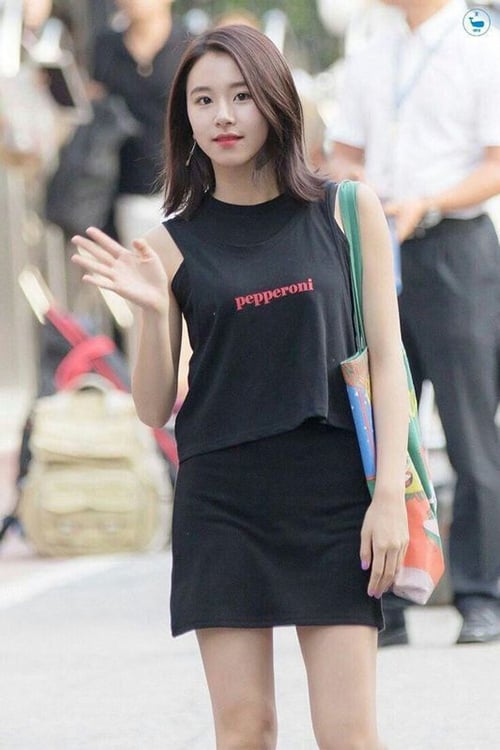 Chỉ cần diện tank top cùng quần hay chân váy denim là các sao Hàn đã có vẻ ngoài đủ phong cách để xuống phố.    