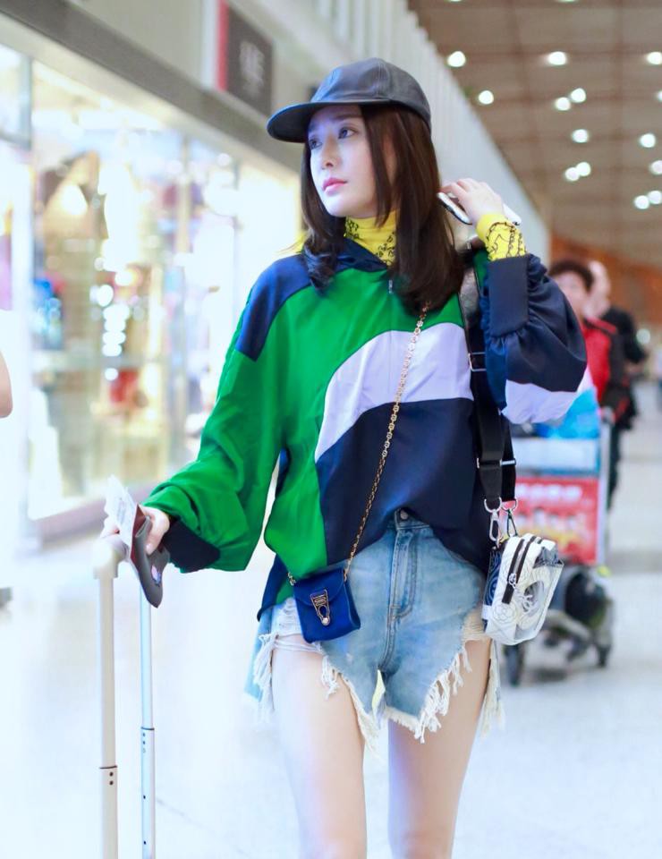 Gần 40 tuổi rồi mà Tần Lam vẫn trẻ, phong cách như thiếu nữ thế này. Street style của Tần Lam - mỹ nhân U40 càng thêm cá tính nhờ nhấn nhá phụ kiện cùng những cách mix đồ đầy ngẫu hứng.    