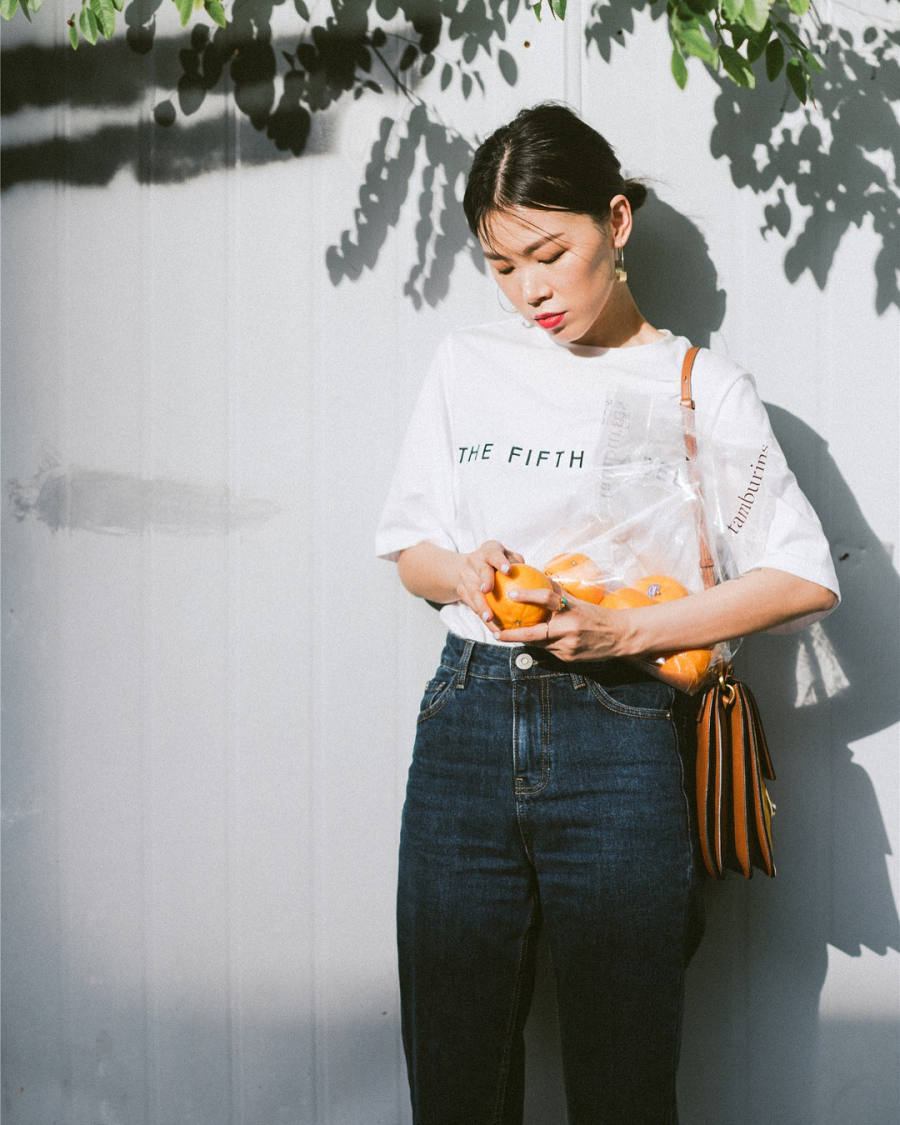 Áo phông và quần jeans là bộ đôi không bao giờ lỗi mốt, nhưng để bộ đôi này không nhàm mắt thì hãy chú ý đến cách kết hợp các phụ kiện cho bộ đồ như cô nàng này.     