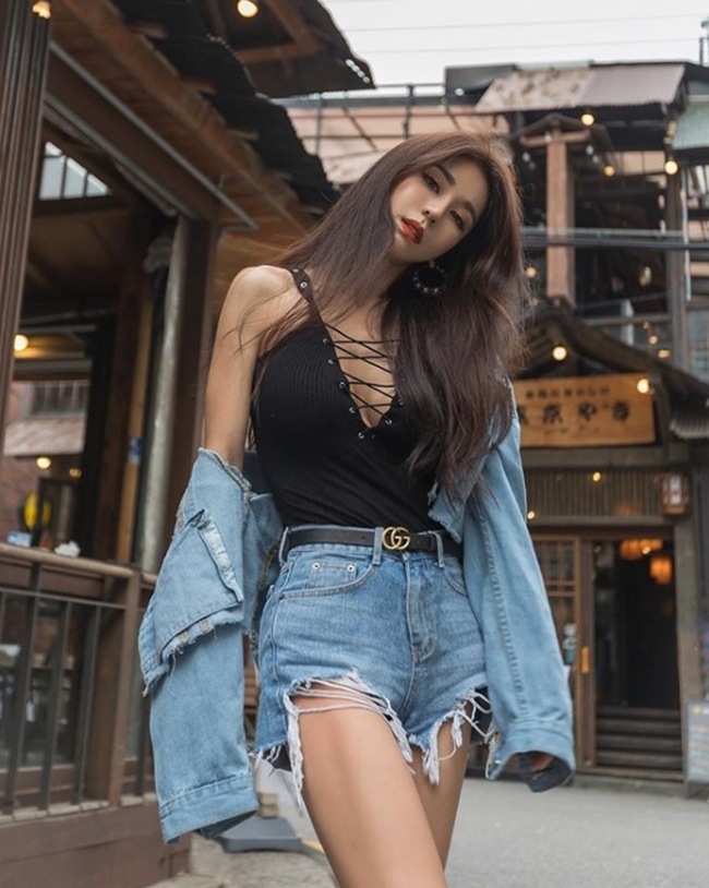 DJ kiêm người mẫu Park Si Hyun chọn mặc kiểu “denim on denim” để chinh phục quần 5cm.    