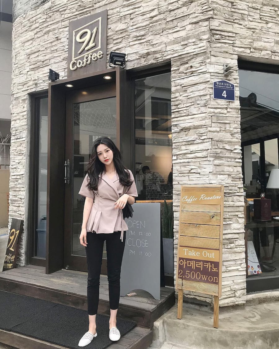 Những kiểu áo cổ blazer buộc vạt eo có lẽ sẽ là items hot trong mùa thu năm nay, với kiểu áo này, bạn có thể tuỳ chỉnh động rộng của áo theo từng dáng người, ngoài ra nó còn rất dễ kết hợp cùng quần hay chân váy.    
