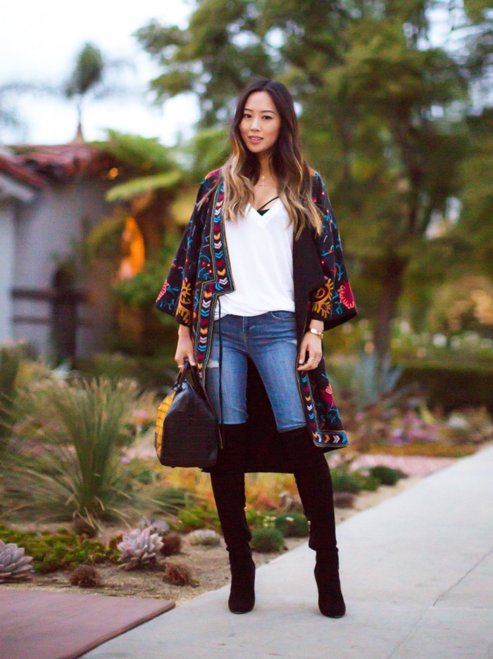 Kimono cardigan kết hợp với áo phông trắng, quần jeans và đôi bốt cao sẽ vừa giúp bạn nhìn mảnh mai hơn, lại phong cách và ấn tượng.